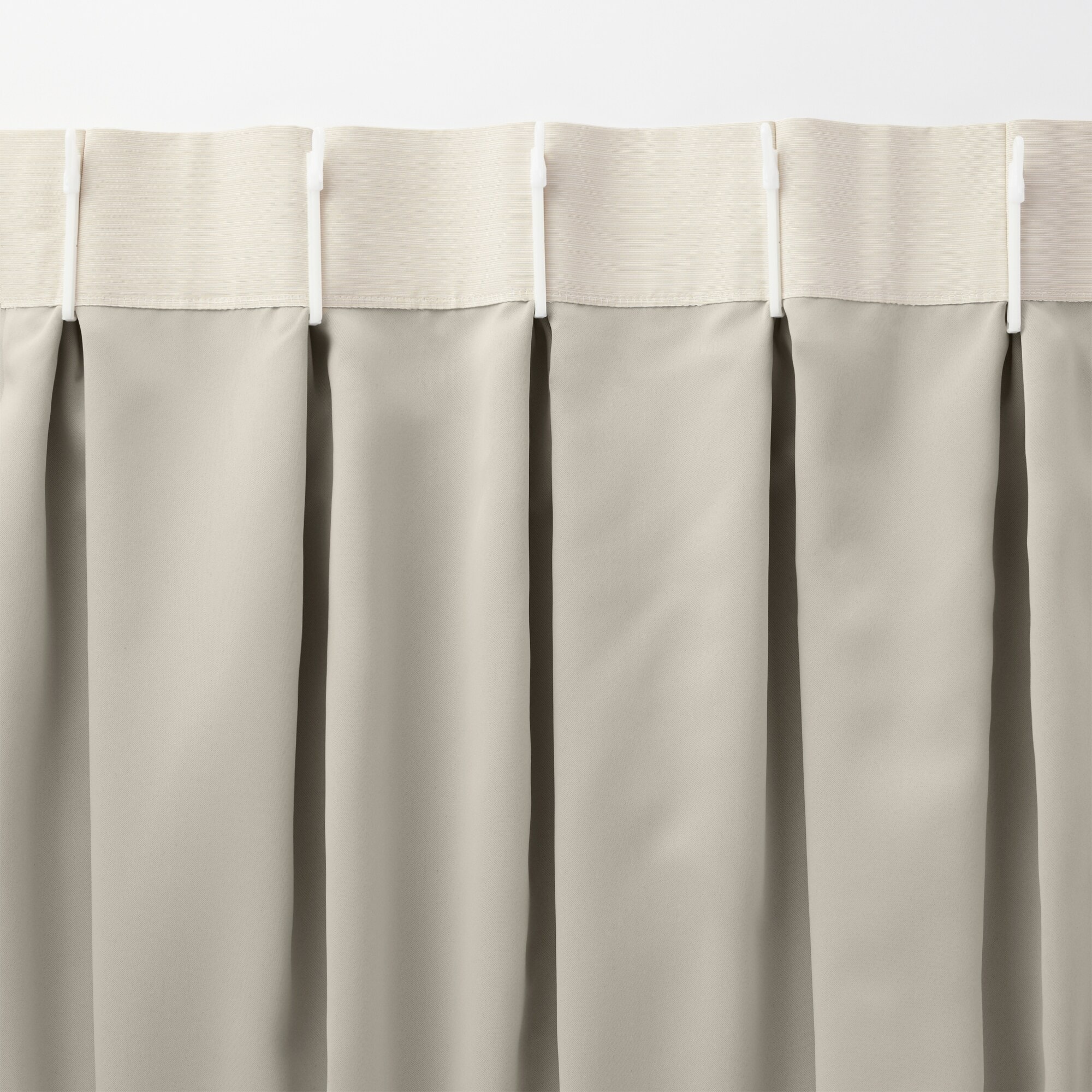 ポリエステルグログラン（防炎）プリーツカーテン２倍ヒダ／遮光裏地付／ライトベージ