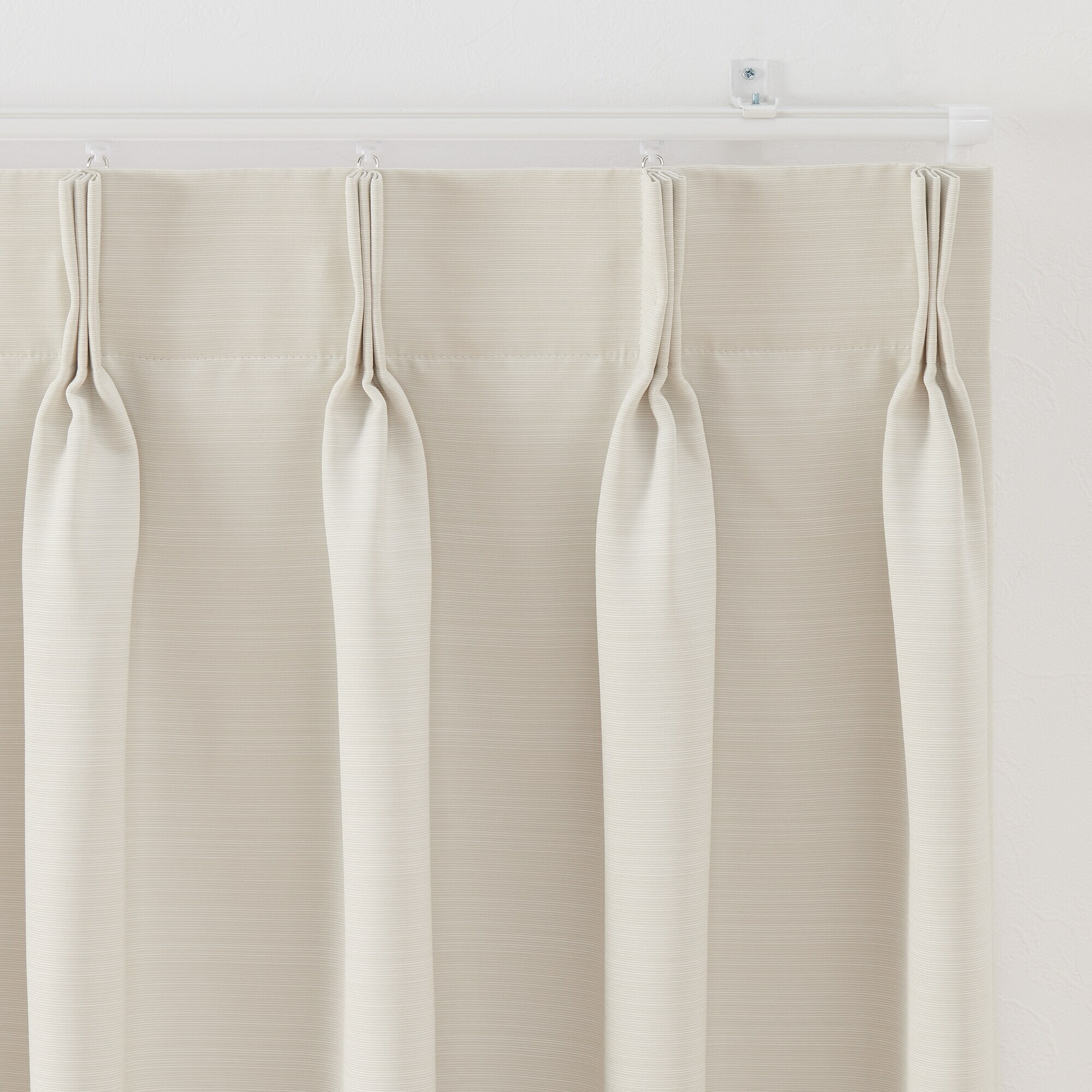 ポリエステルグログラン（防炎）プリーツカーテン２倍ヒダ／遮光裏地付／ライトベージ