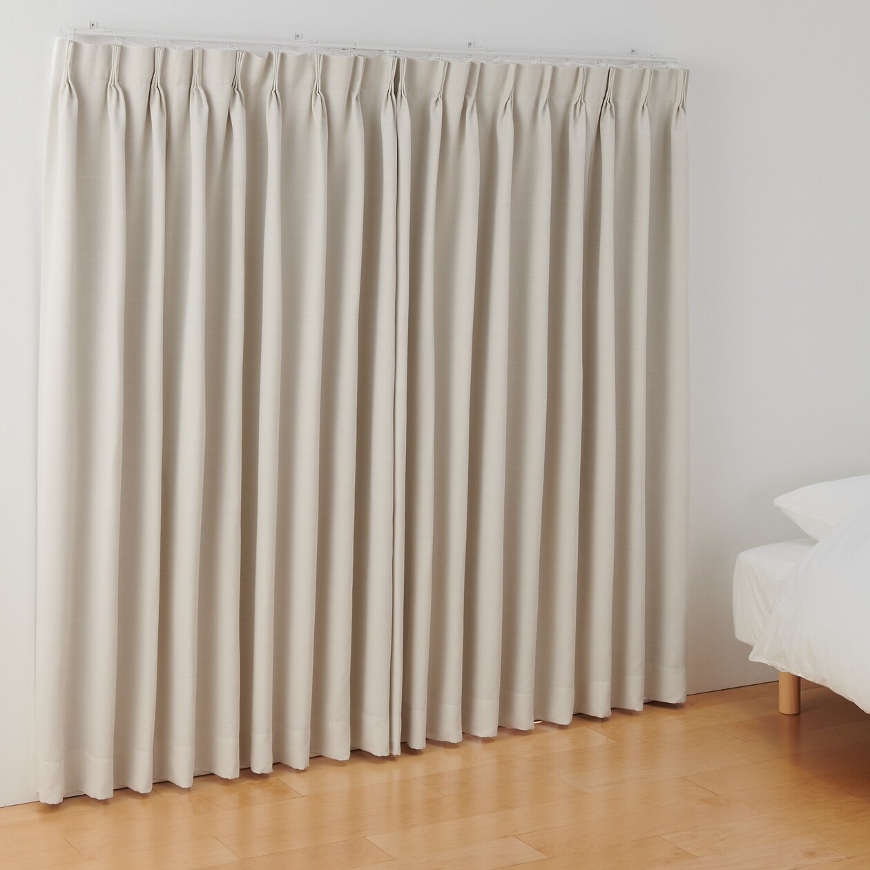 ポリエステルグログラン（防炎）プリーツカーテン２倍ヒダ／遮光裏地付／ライトベージ