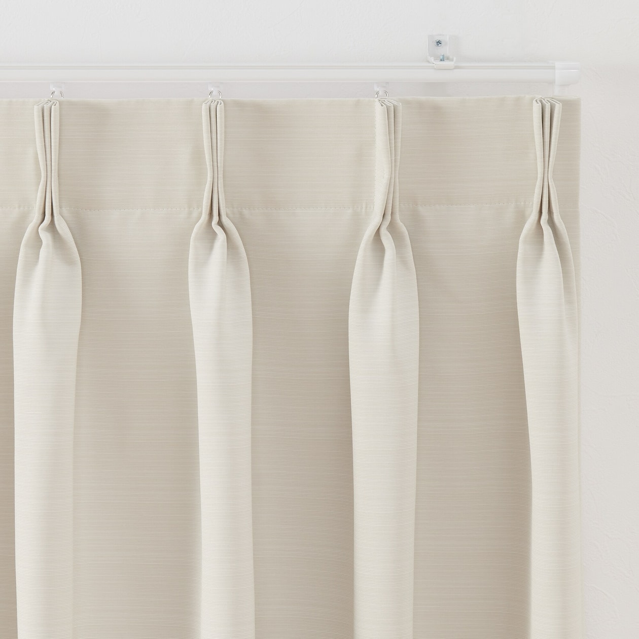 ポリエステルグログラン（防炎）プリーツカーテン２倍ヒダ／遮光裏地付／ライトベージ