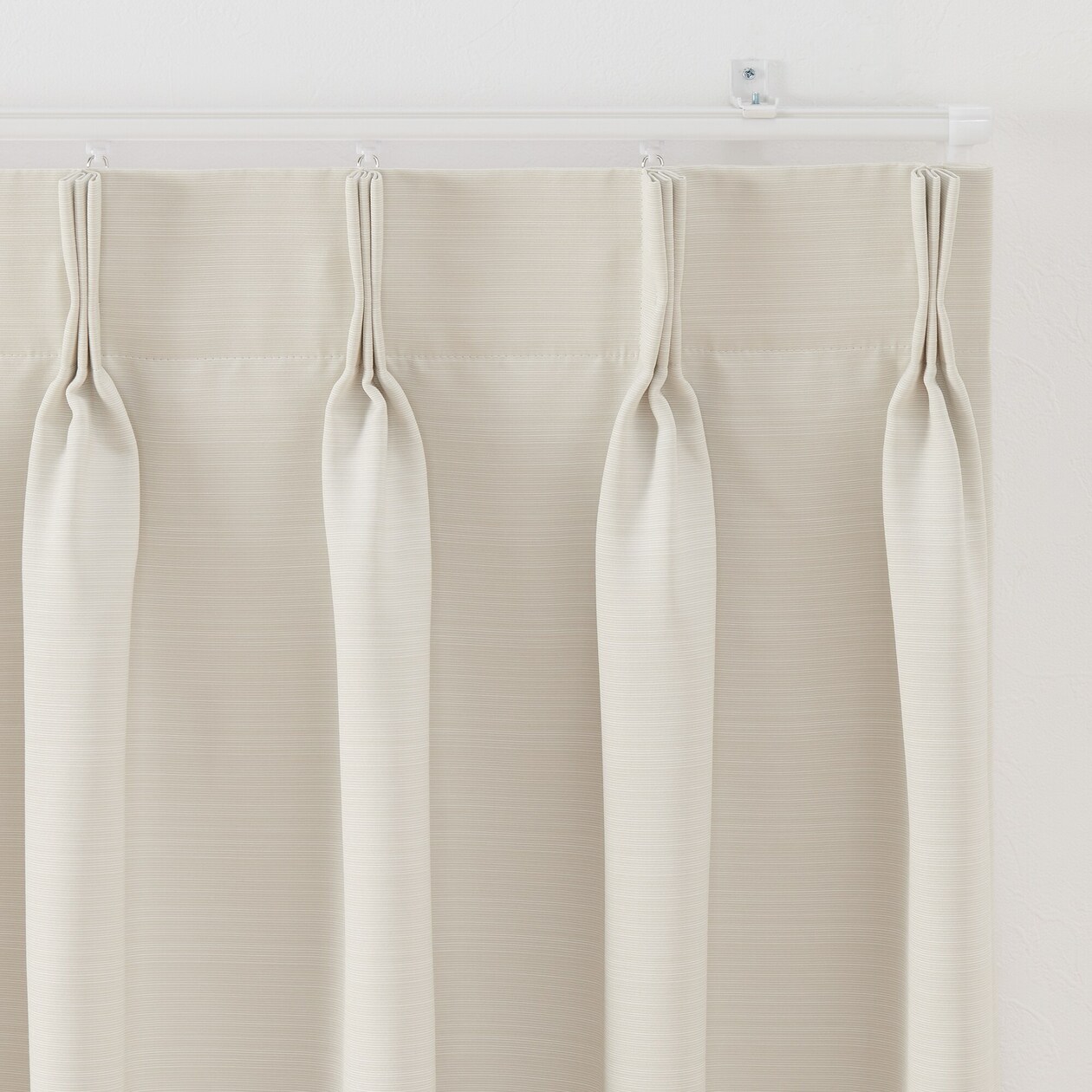 ポリエステルグログラン（防炎）プリーツカーテン２倍ヒダ／遮光裏地付／ライトベージ