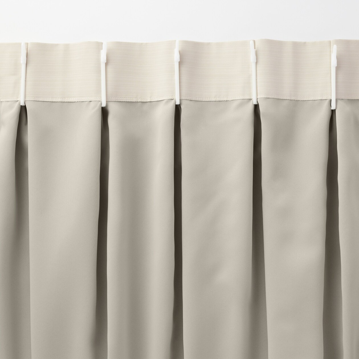ポリエステルグログラン（防炎）プリーツカーテン２倍ヒダ／遮光裏地付／ライトベージ