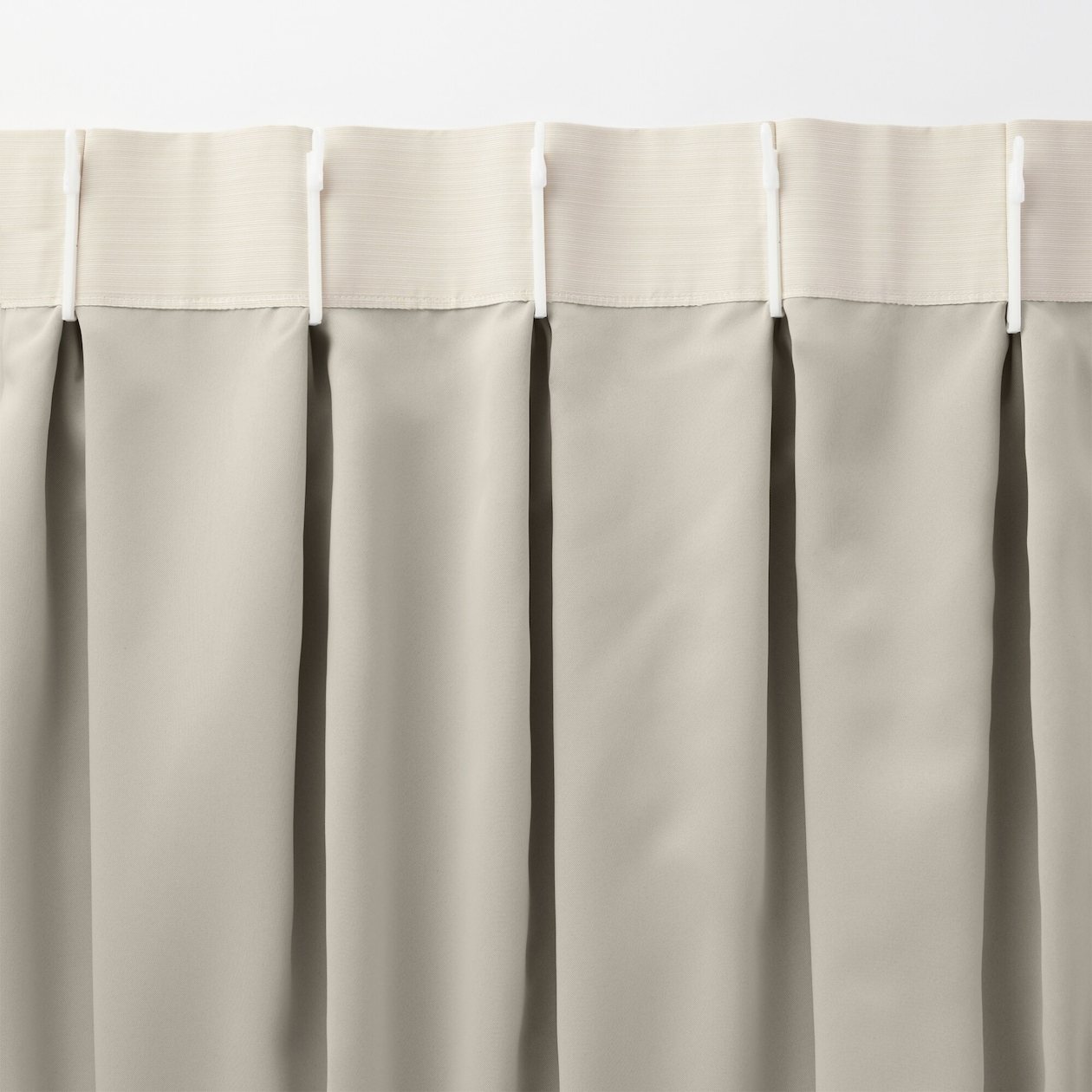 ポリエステルグログラン（防炎）プリーツカーテン２倍ヒダ／遮光裏地付／ライトベージ