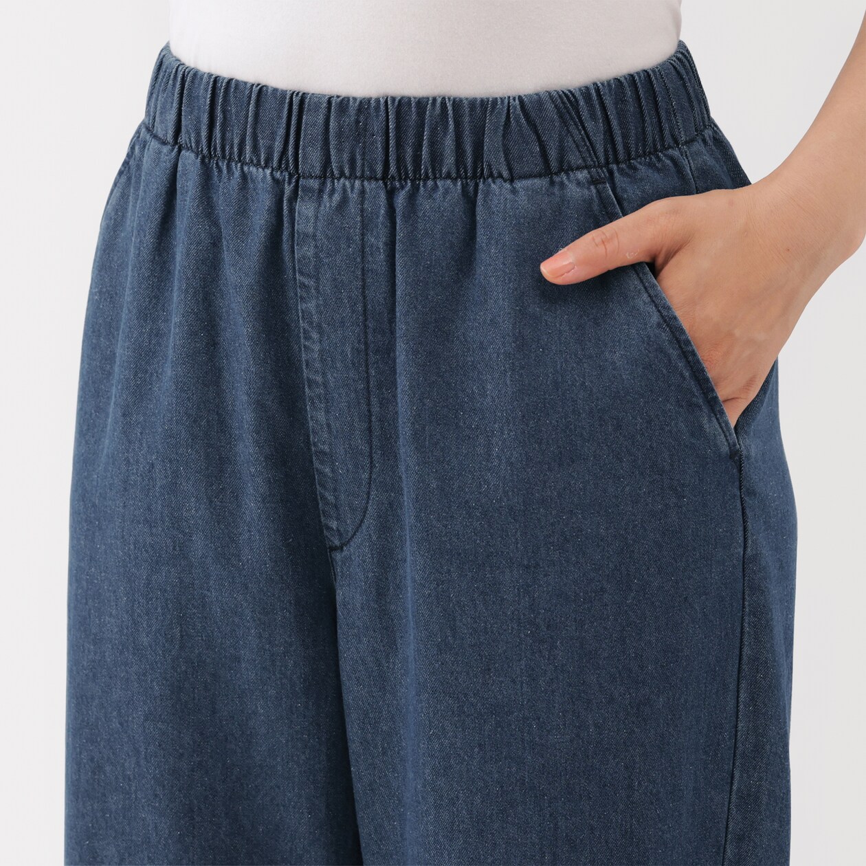 婦人　洗いざらし　デニムイージーテーパードパンツ