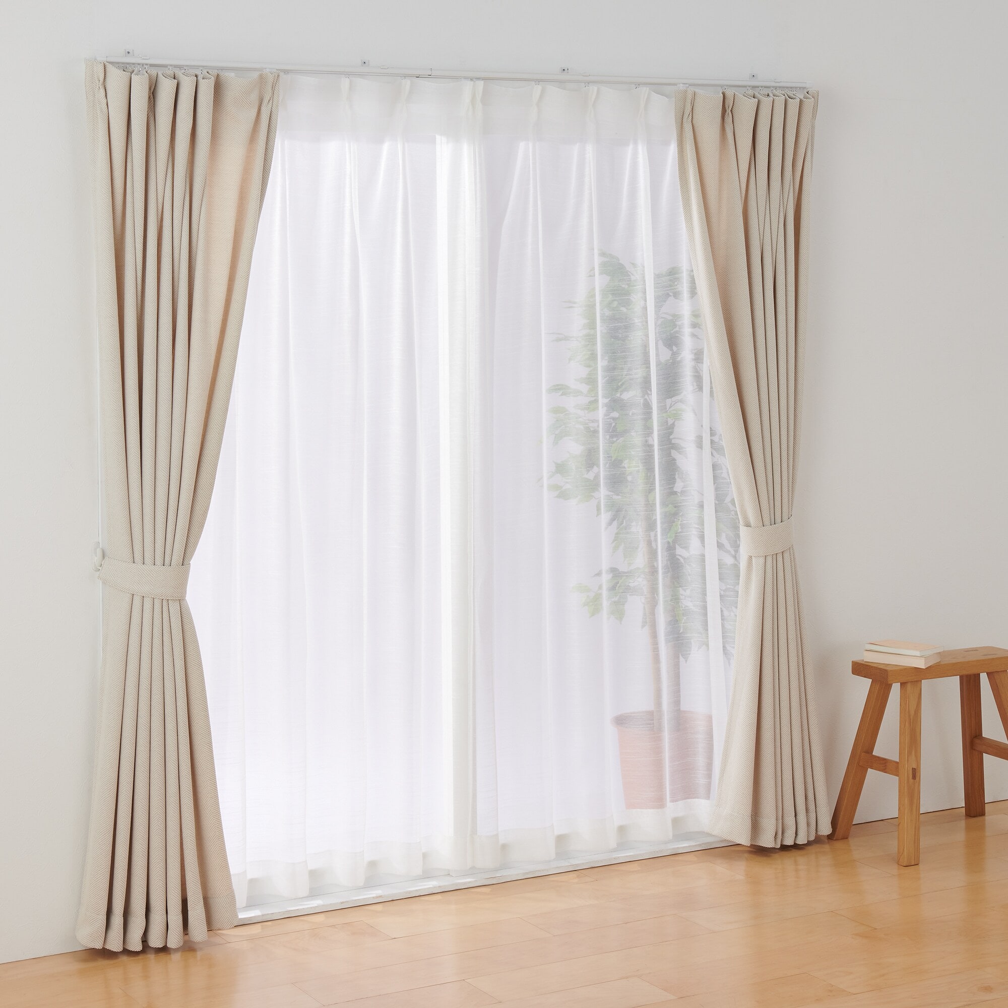 ポリエステル分繊糸ボイル（防炎）プリーツカーテン／オフ白