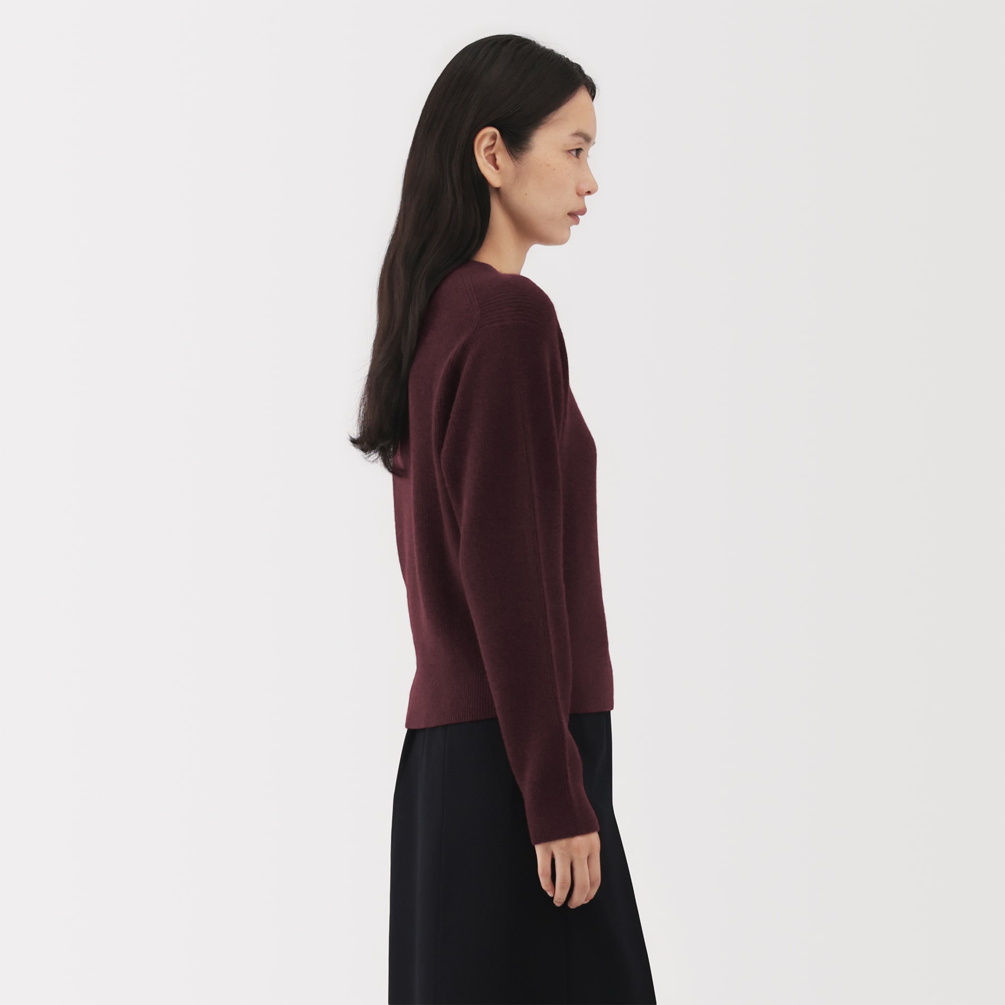 婦人　自然の色を生かして染色した　ヤク畦編みクルーネックセーター