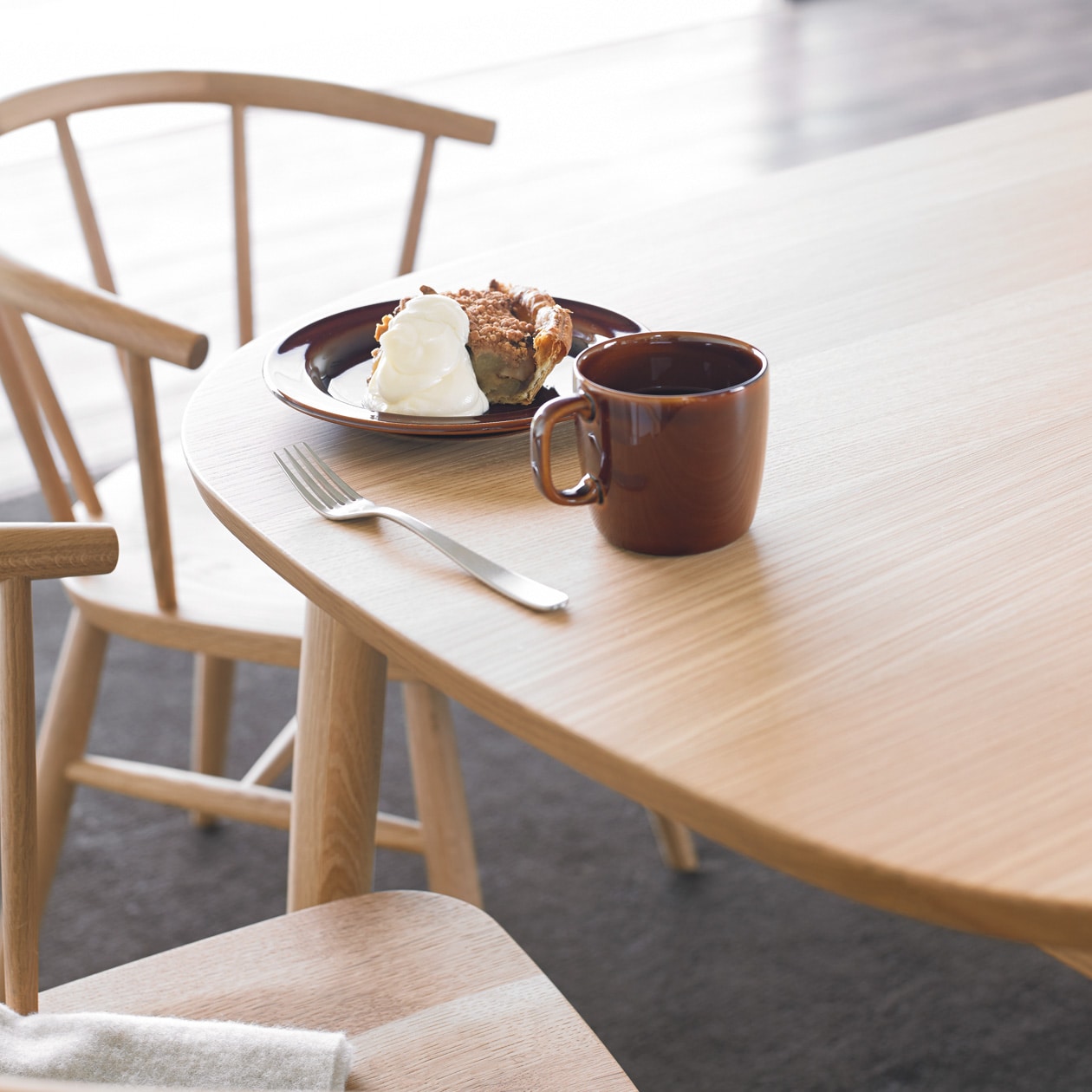 オーク材テーブル・丸脚・幅２２０ｃｍ