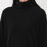 婦人　自然の色を生かして染色した　カシミヤタートルネックセーター