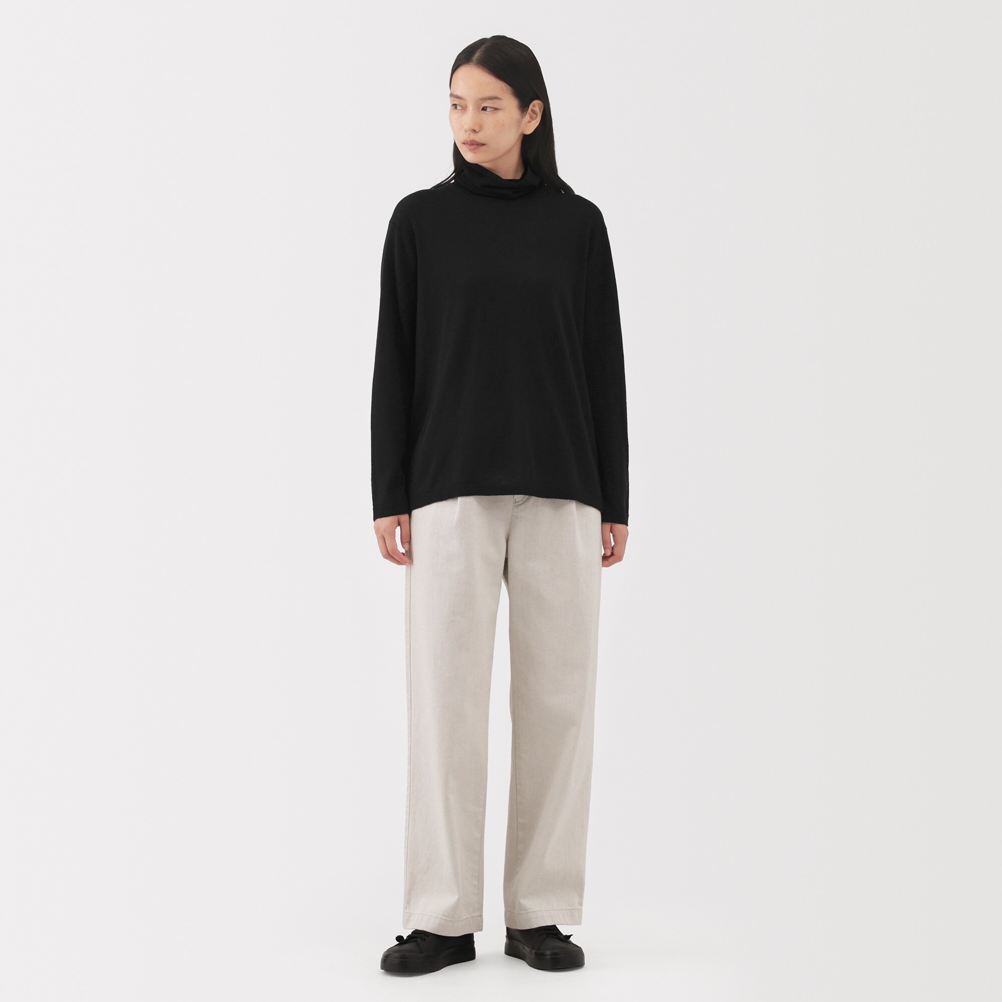 婦人　自然の色を生かして染色した　カシミヤタートルネックセーター