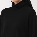 婦人　自然の色を生かして染色した　カシミヤタートルネックセーター