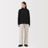 婦人　自然の色を生かして染色した　カシミヤタートルネックセーター