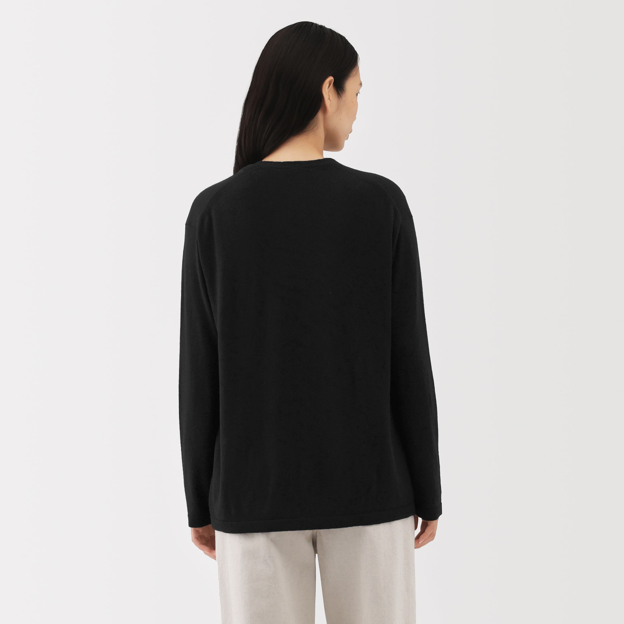 婦人　自然の色を生かして染色した　カシミヤＶネックカーディガン