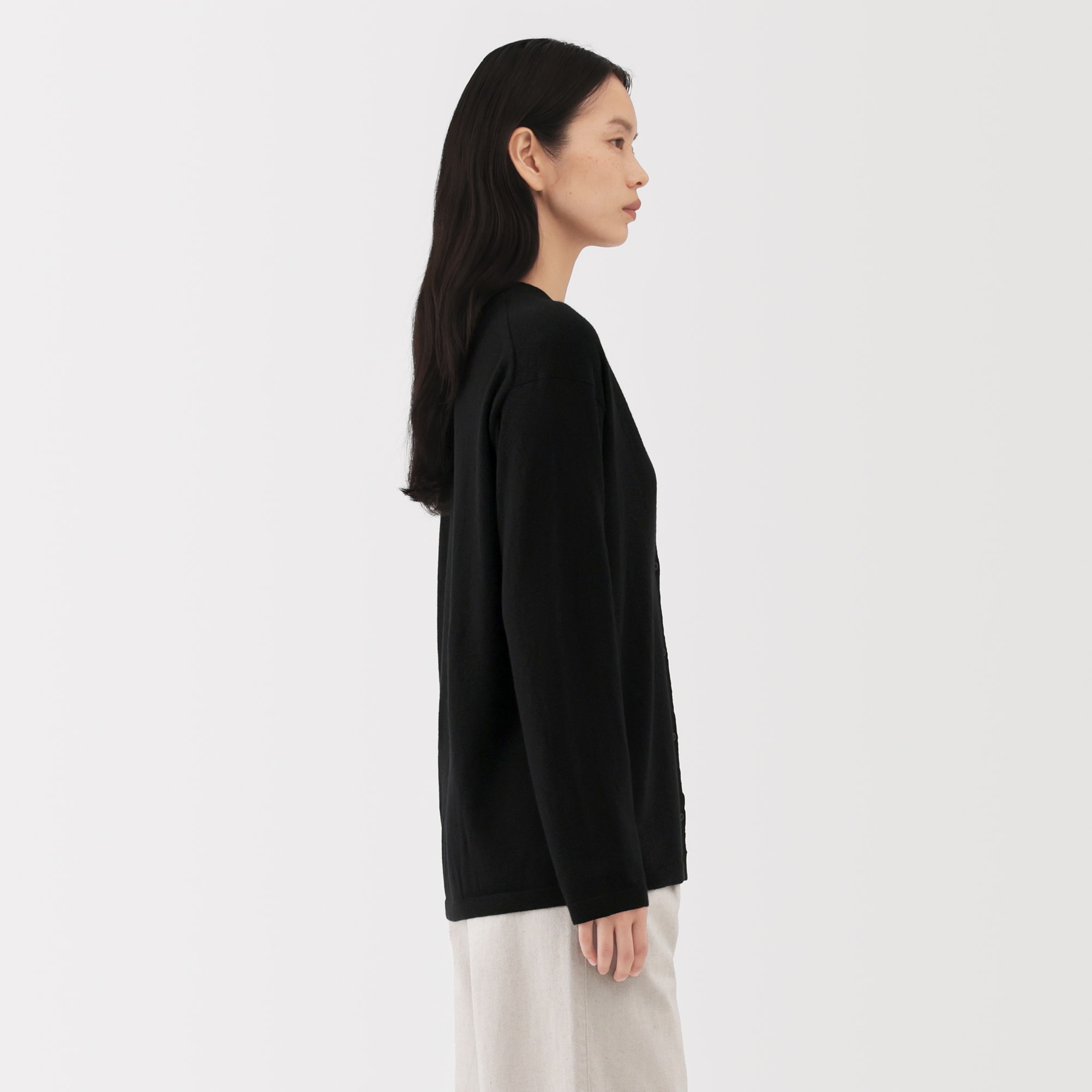 婦人　自然の色を生かして染色した　カシミヤＶネックカーディガン