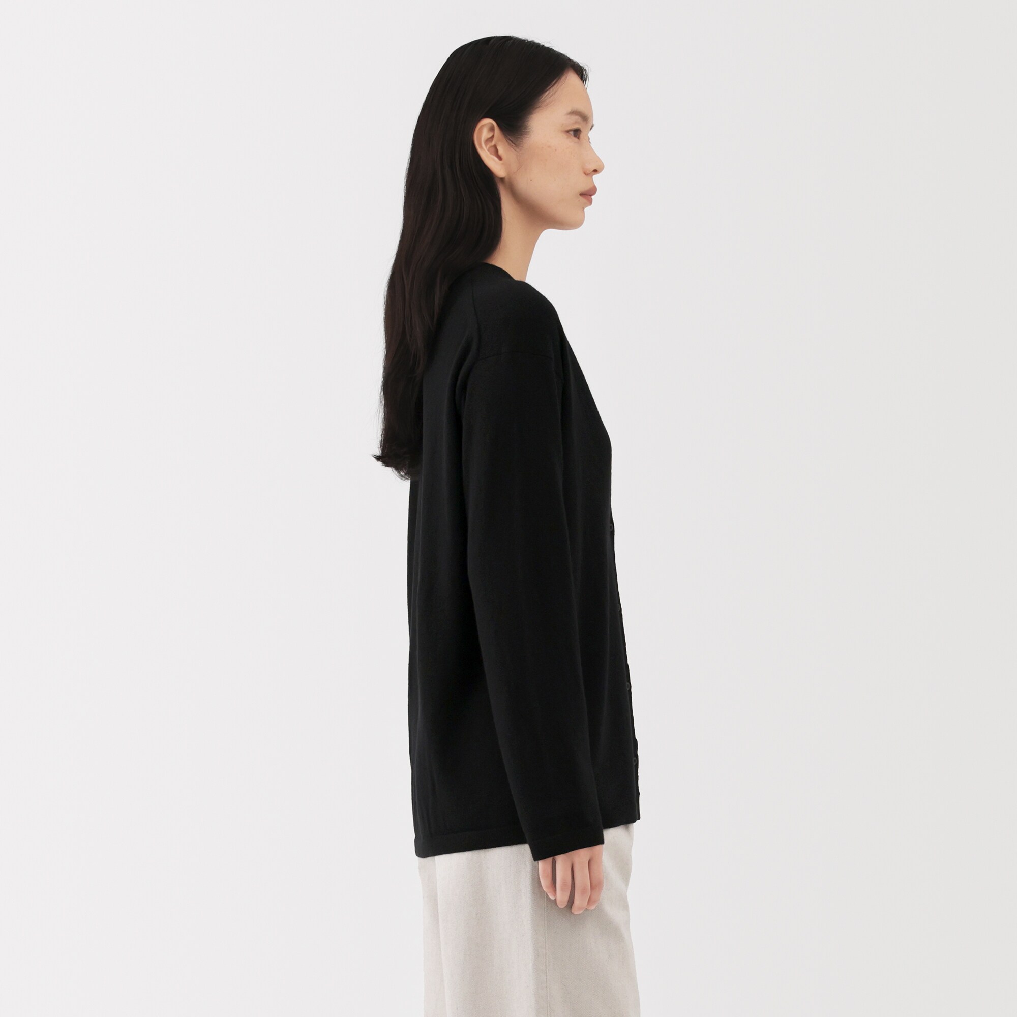 婦人　自然の色を生かして染色した　カシミヤＶネックカーディガン