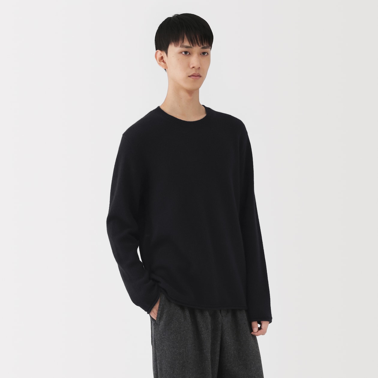 紳士　自然の色を生かして染色した　カシミヤクルーネックセーター