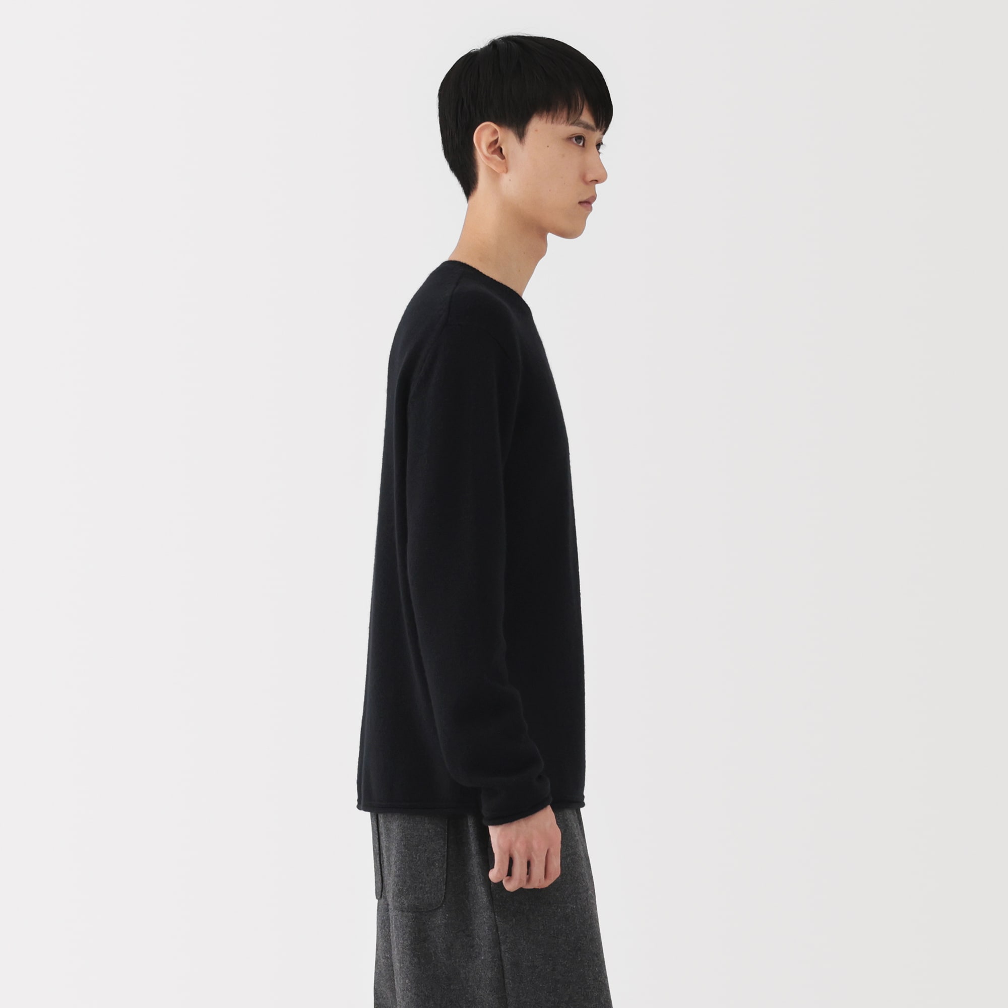 紳士 自然の色を生かして染色した カシミヤクルーネックセーター