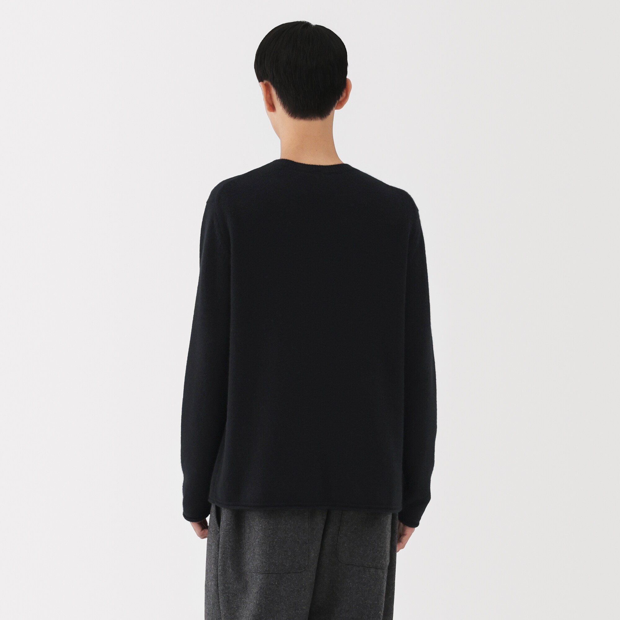 紳士　自然の色を生かして染色した　カシミヤクルーネックセーター