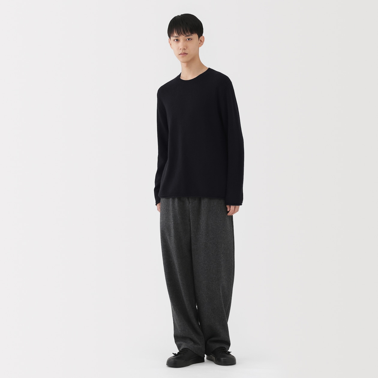 紳士　自然の色を生かして染色した　カシミヤクルーネックセーター