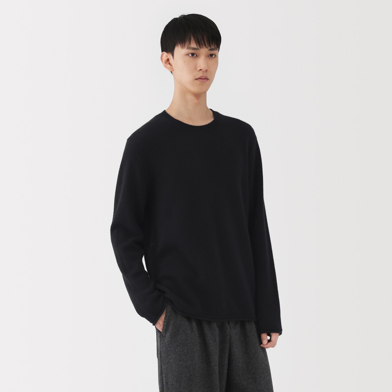 紳士　自然の色を生かして染色した　カシミヤクルーネックセーター