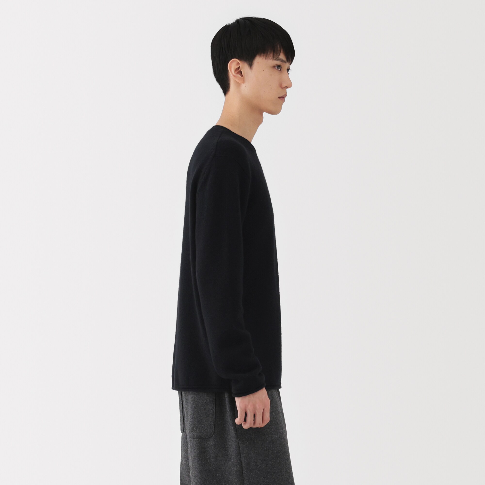 紳士 自然の色を生かして染色した カシミヤクルーネックセーター