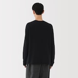 紳士　自然の色を生かして染色した　カシミヤクルーネックセーター