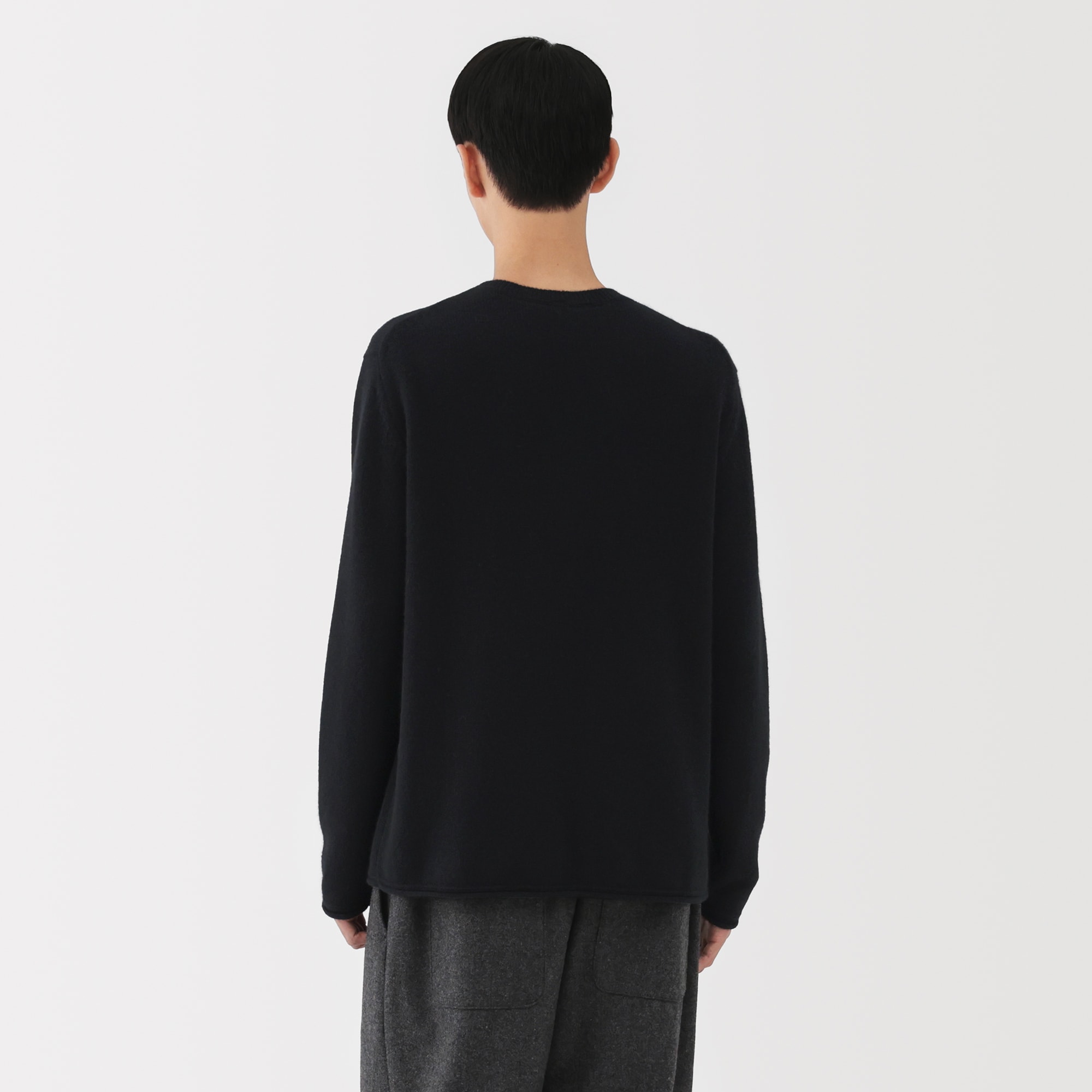 紳士　自然の色を生かして染色した　カシミヤクルーネックセーター