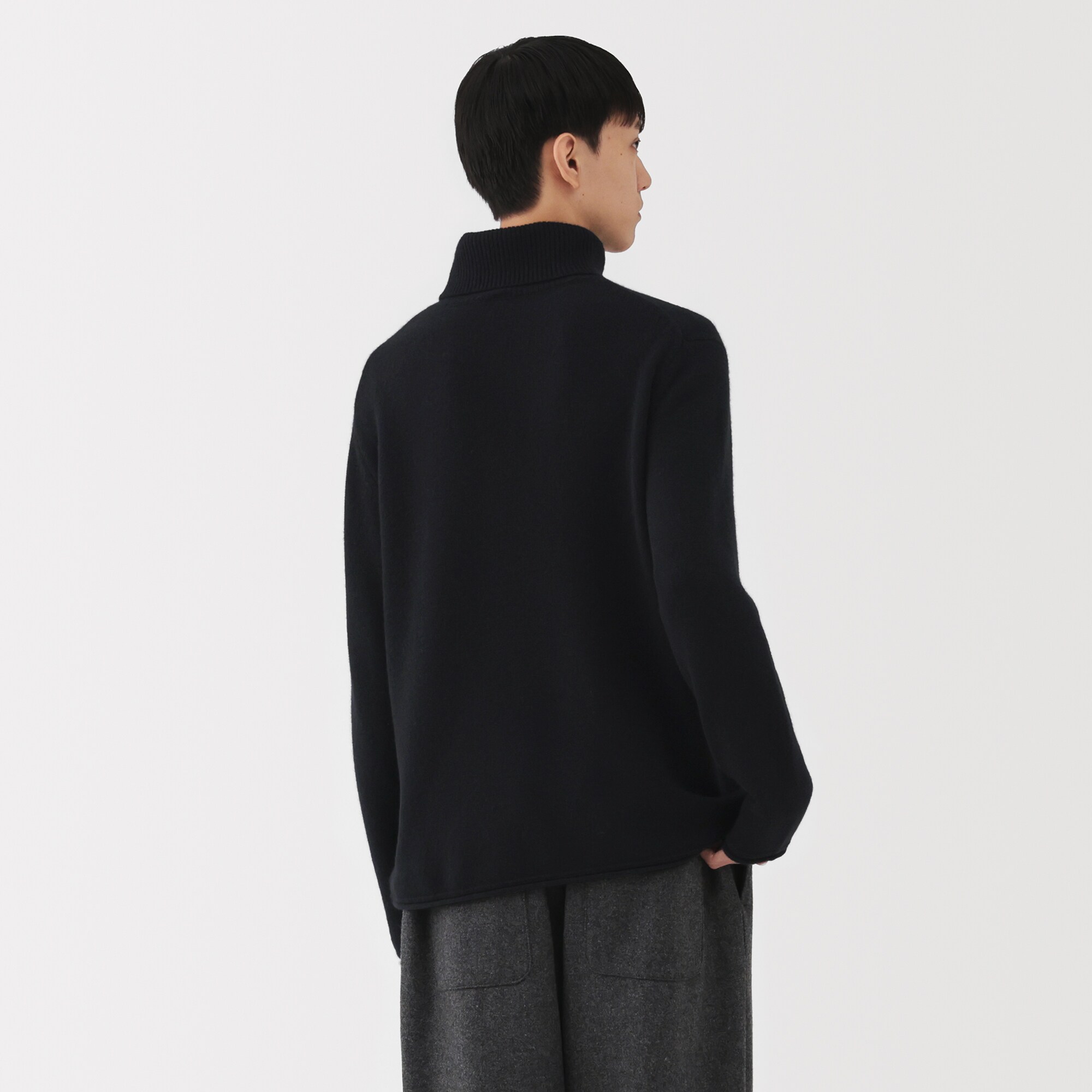 紳士　自然の色を生かして染色した　カシミヤタートルネックセーター