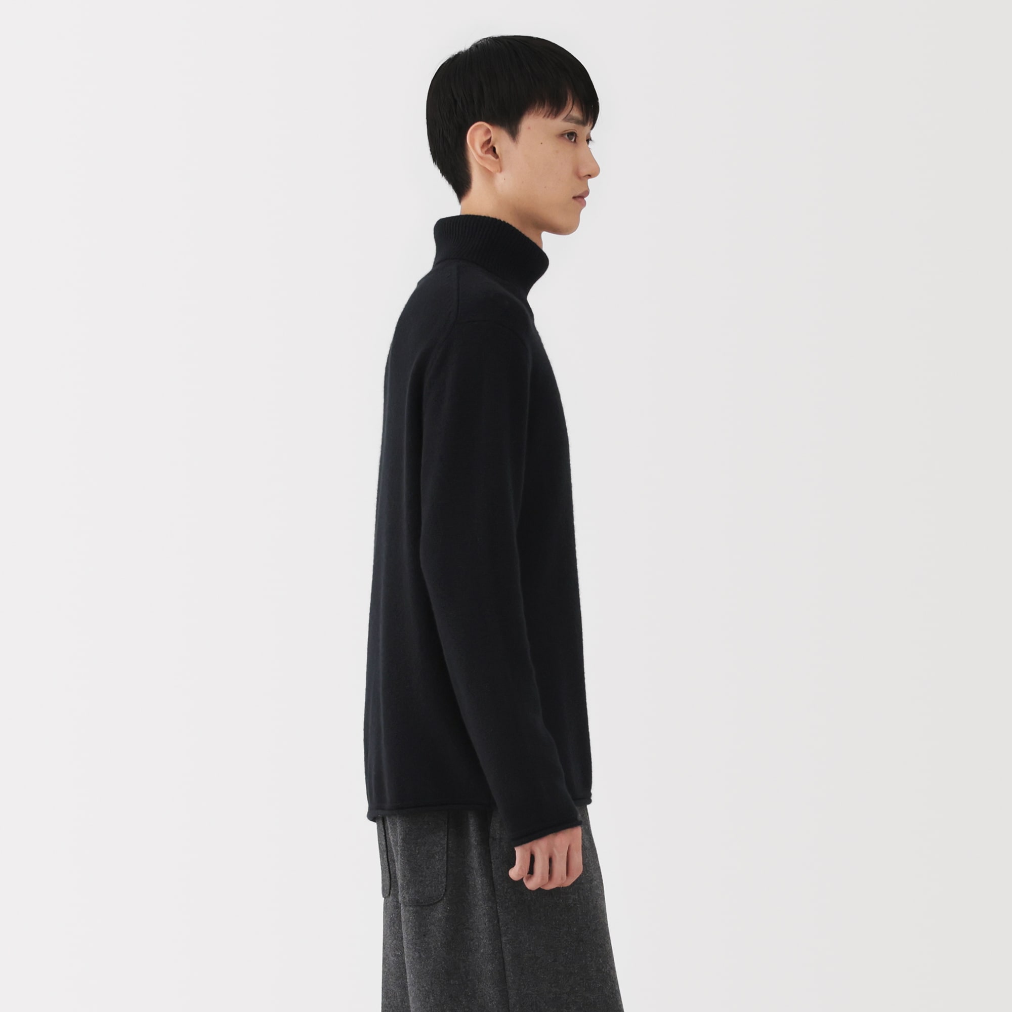 紳士　自然の色を生かして染色した　カシミヤタートルネックセーター