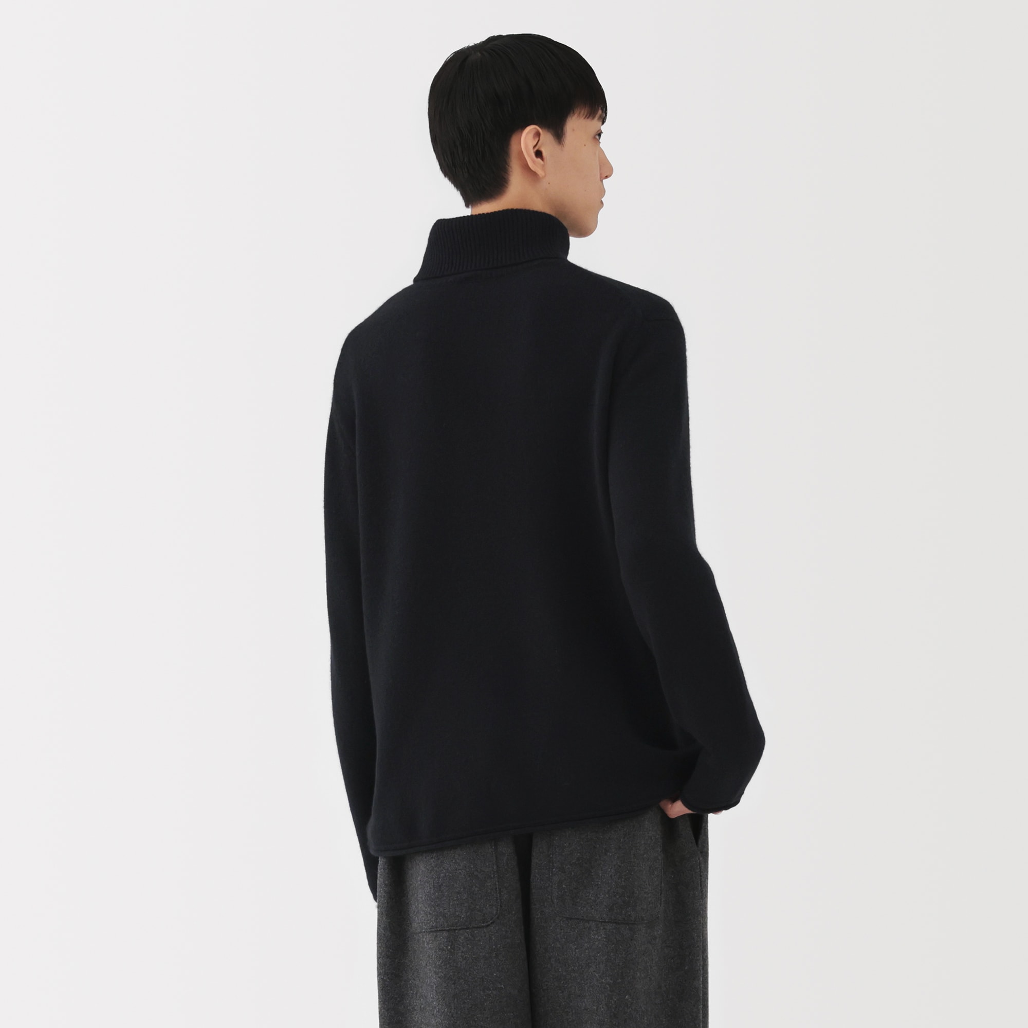 紳士 自然の色を生かして染色した カシミヤタートルネックセーター