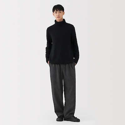 紳士　自然の色を生かして染色した　カシミヤタートルネックセーター