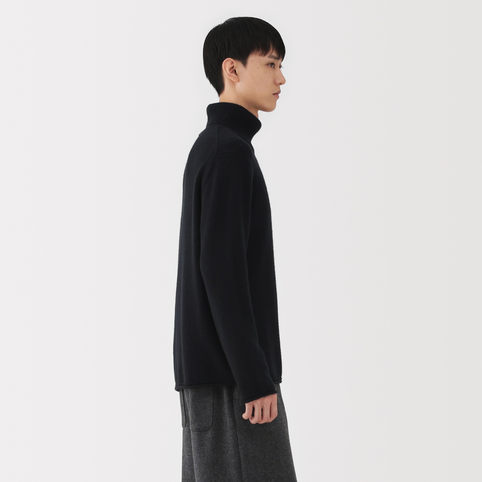 MUJILABO 自然の色を生かして染色した　カシミヤタートルネックセーター 紳士 自然の色を生かして染色した カシミヤタートルネックセーター