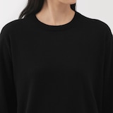 婦人　自然の色を生かして染色した　カシミヤクルーネックセーター