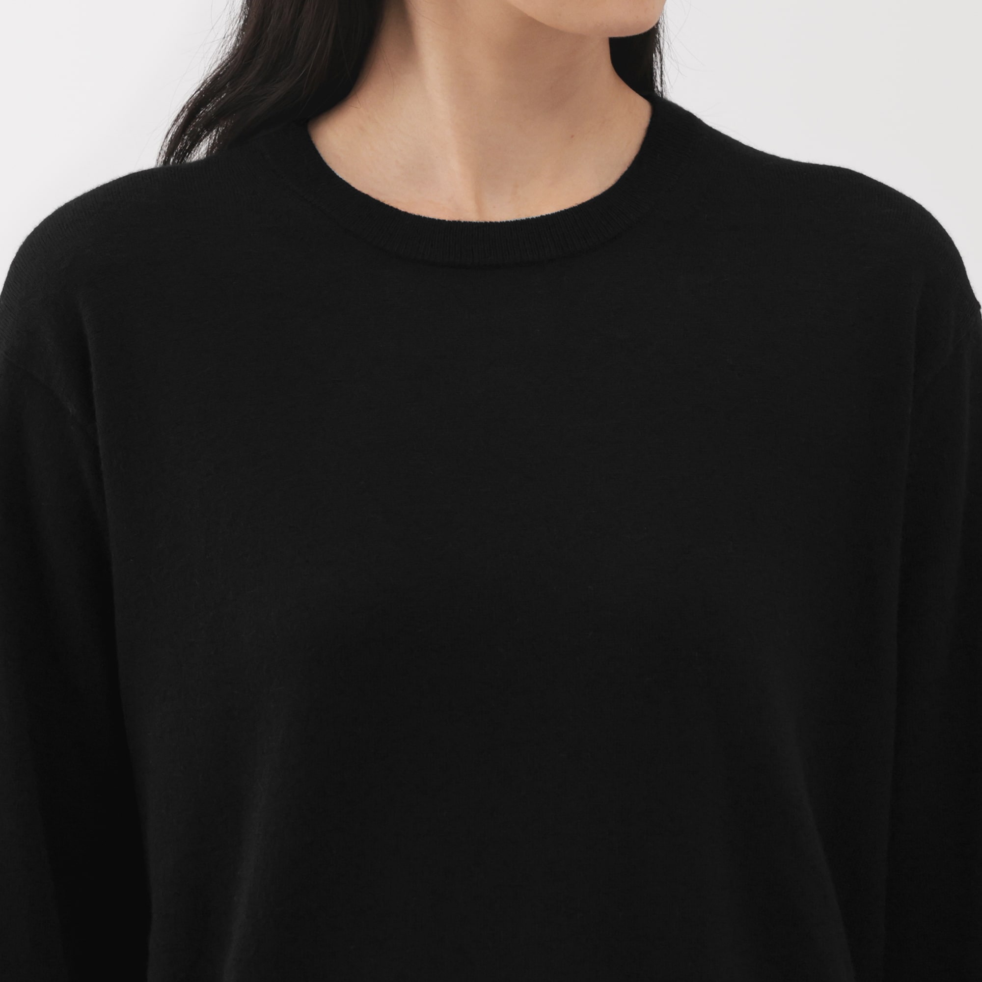 婦人　自然の色を生かして染色した　カシミヤクルーネックセーター