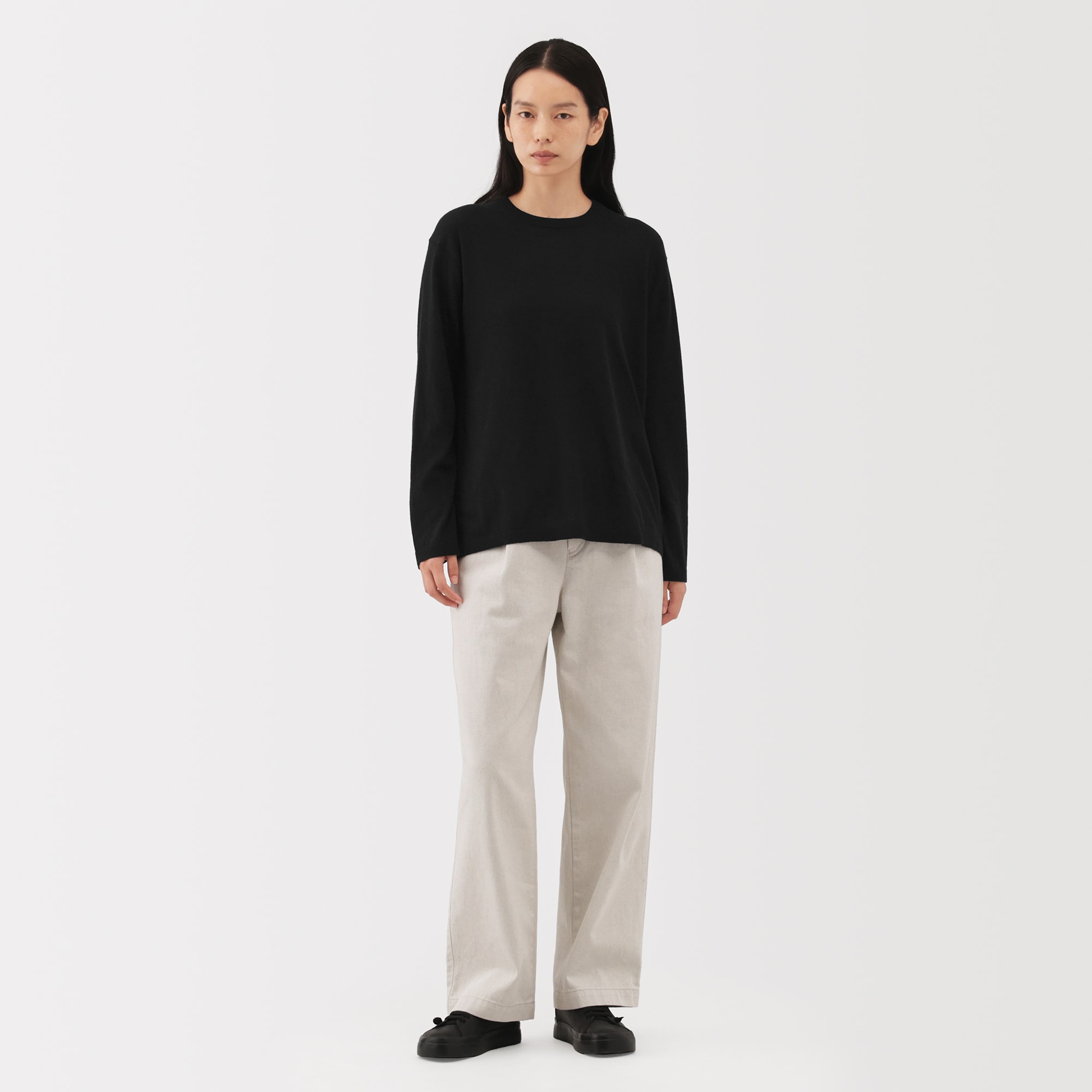 婦人　自然の色を生かして染色した　カシミヤクルーネックセーター