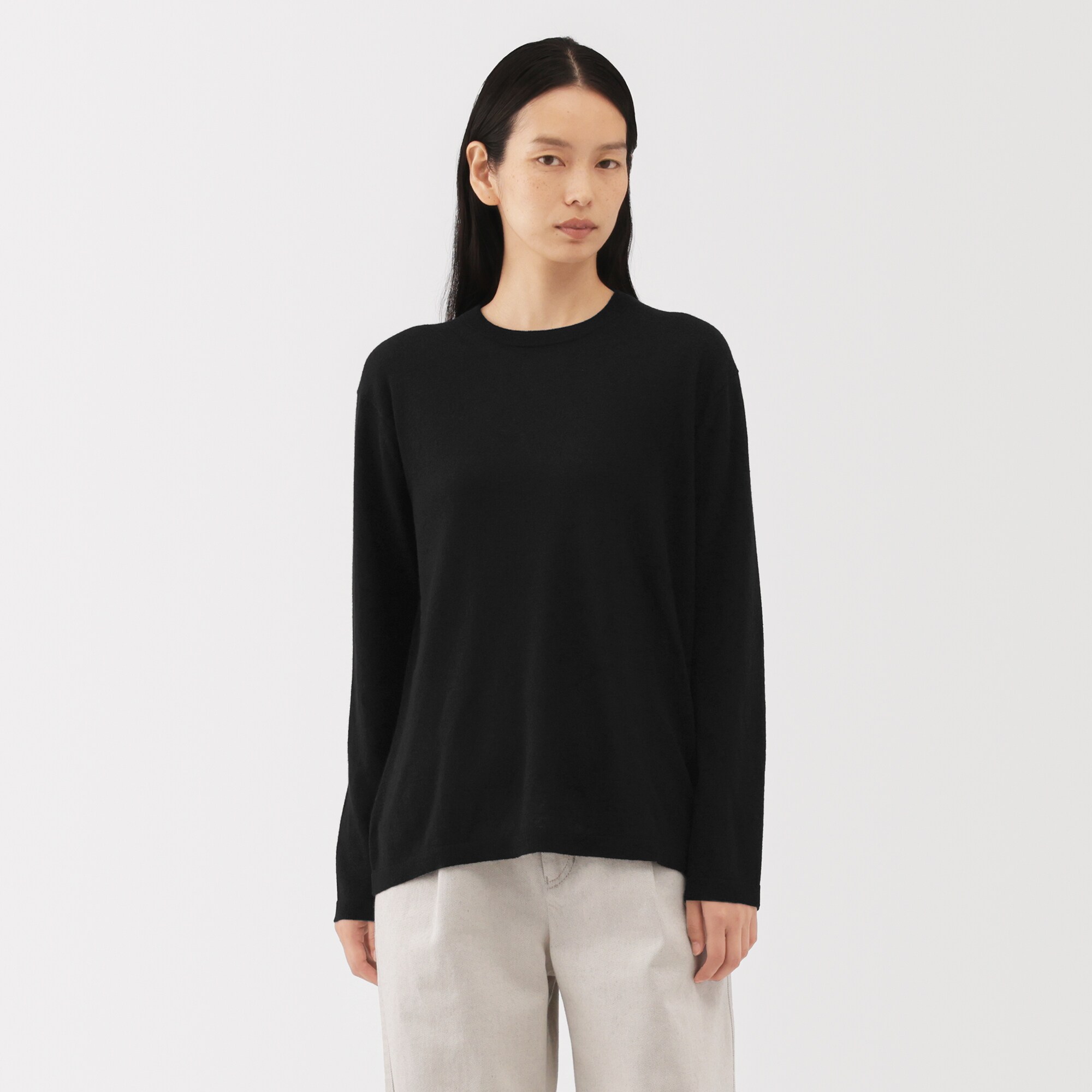 婦人　自然の色を生かして染色した　カシミヤクルーネックセーター