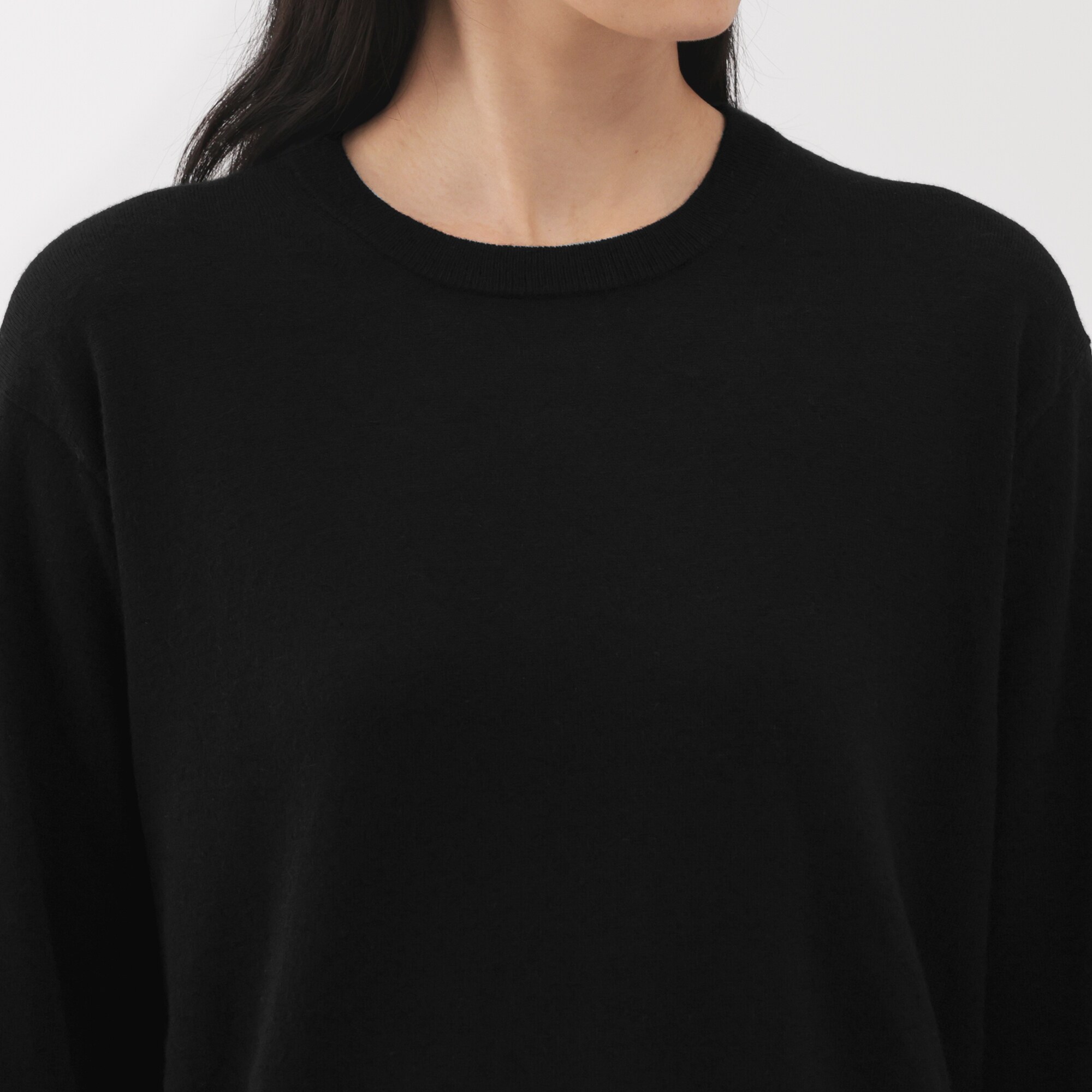 婦人　自然の色を生かして染色した　カシミヤクルーネックセーター