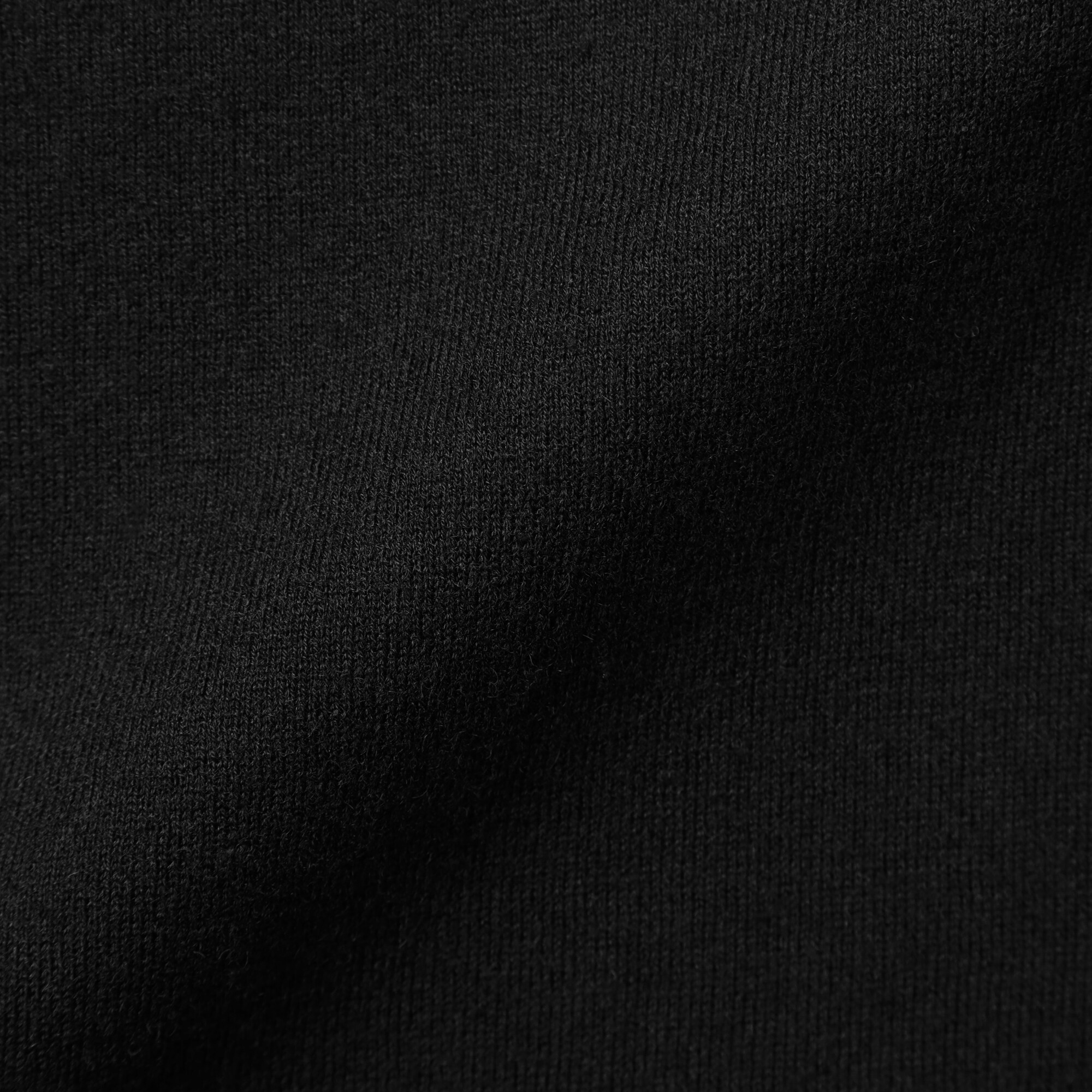 婦人　自然の色を生かして染色した　カシミヤクルーネックセーター