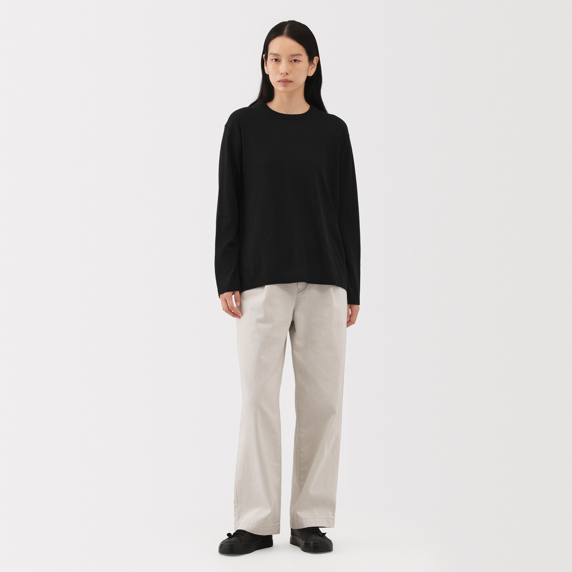 婦人　自然の色を生かして染色した　カシミヤクルーネックセーター