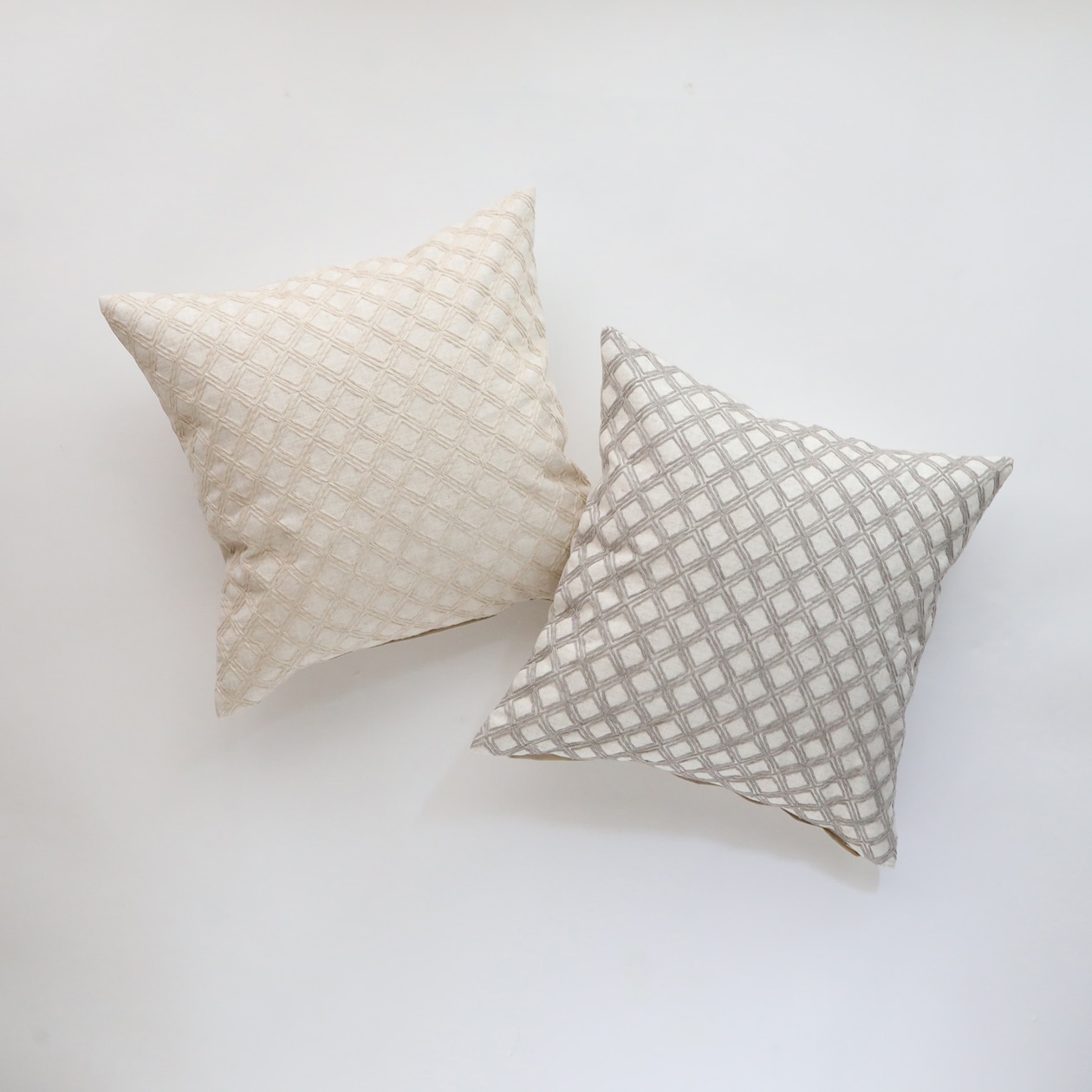 ［ＩＤＥＥ］ＮＥＷＣＨＵＲＣＨ　クッションカバー　４０ｃｍ角　グレー