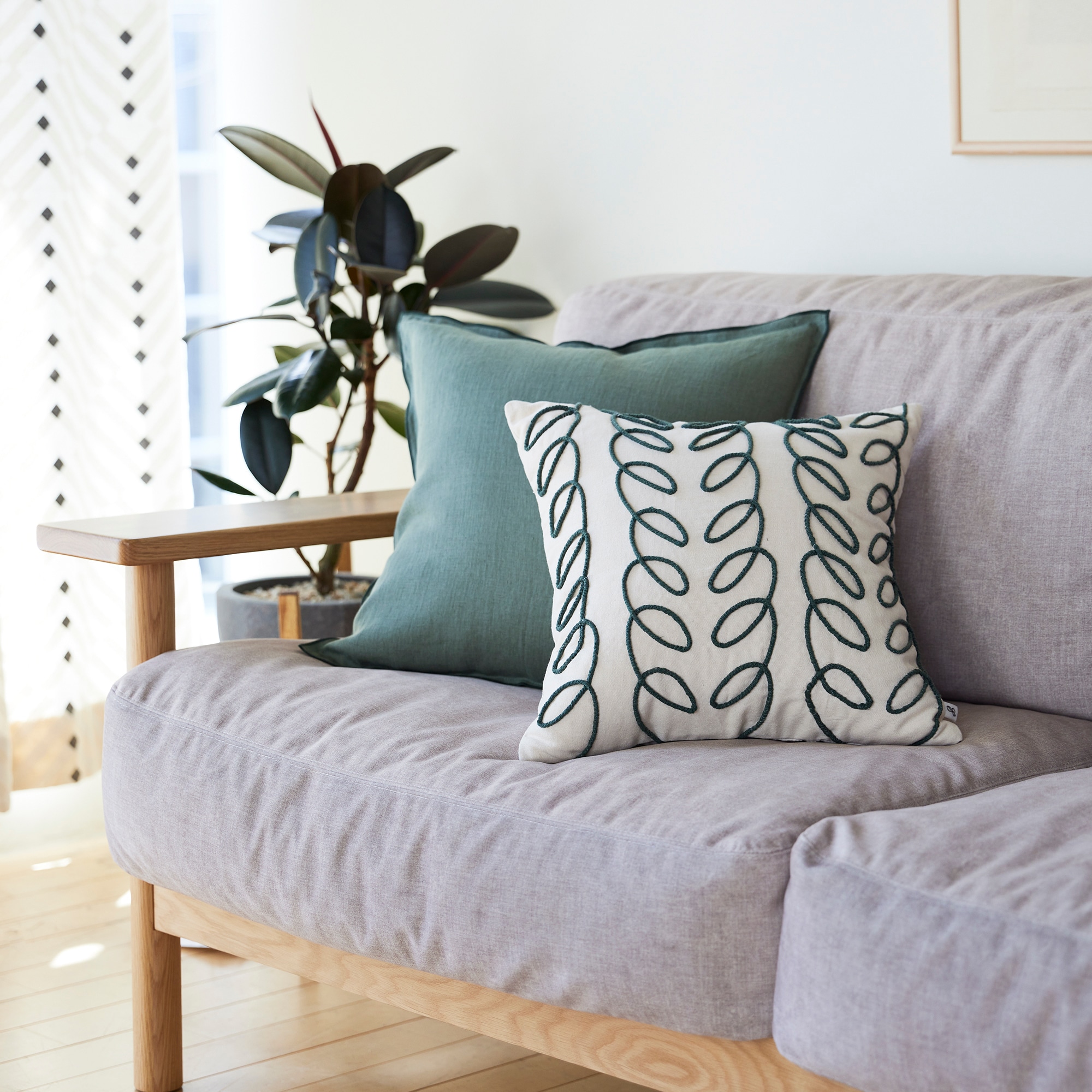 ［ＩＤＥＥ］ロープ刺繍クッションカバー　ブロードリーフ　４０ｃｍ角　生成