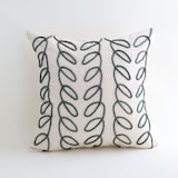 ［ＩＤＥＥ］ロープ刺繍クッションカバー　ブロードリーフ　４０ｃｍ角　生成