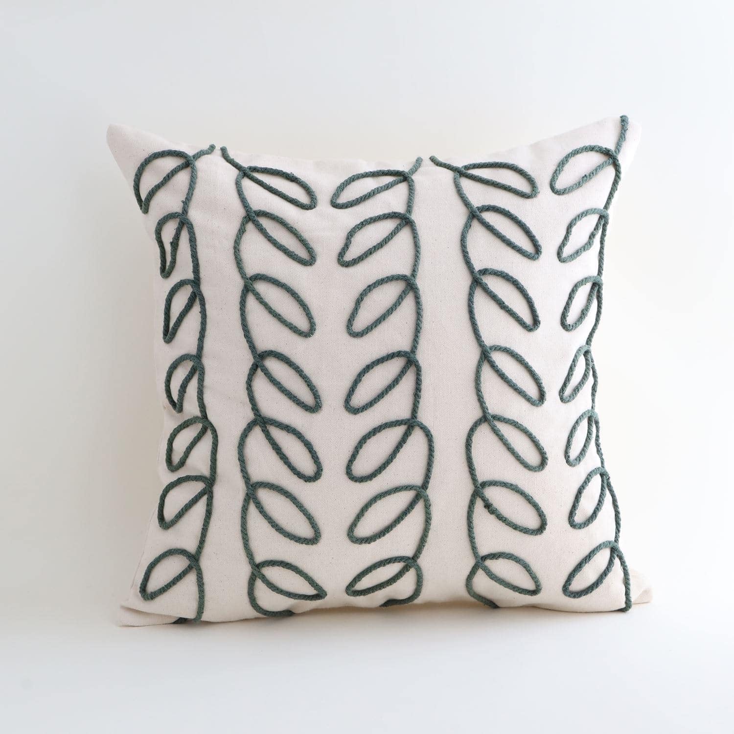 ［ＩＤＥＥ］ロープ刺繍クッションカバー　ブロードリーフ　４０ｃｍ角　生成