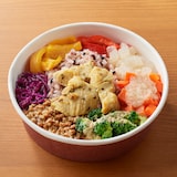 １／３日分の野菜を使った雑穀ごはん　スパイスチキンと彩りサラダ