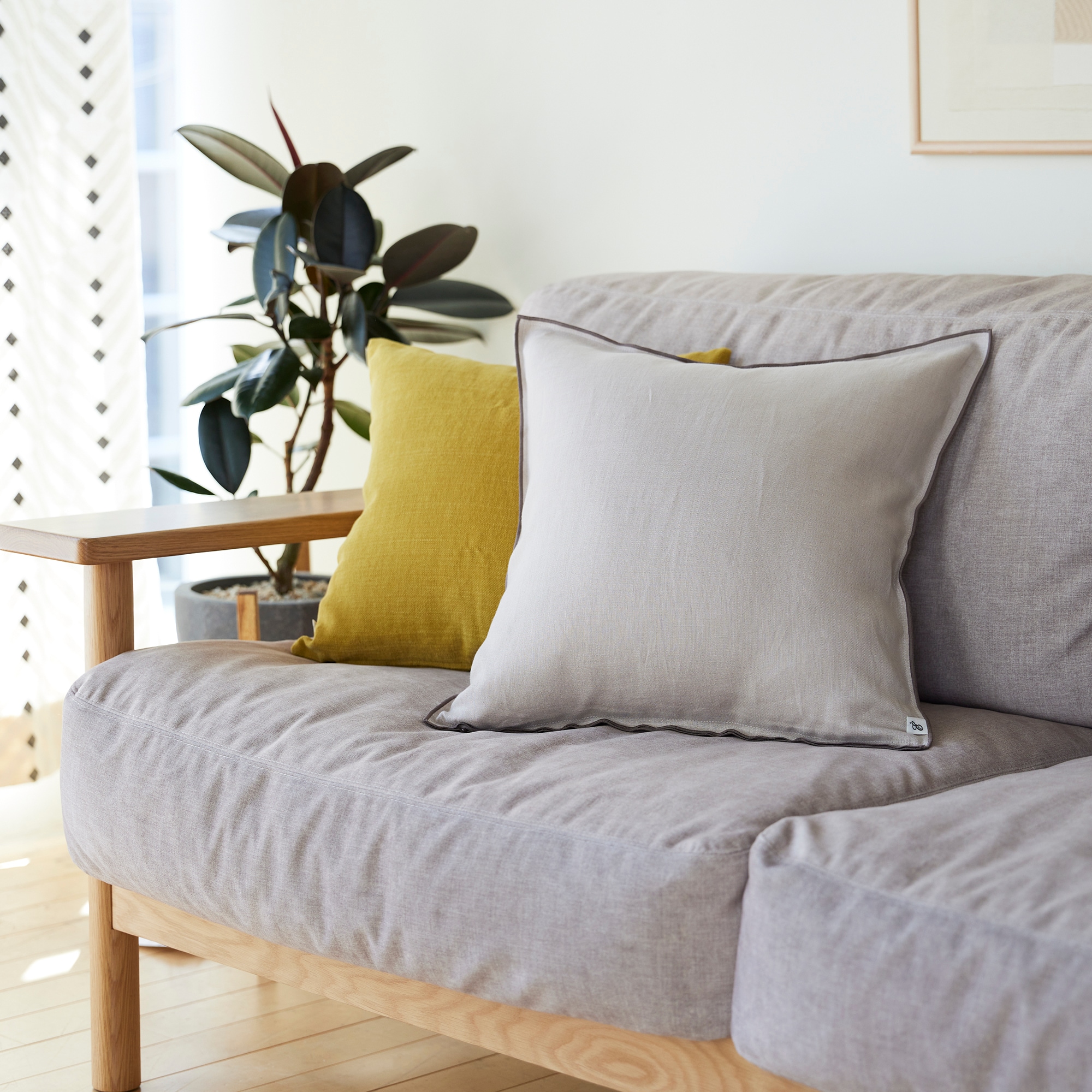 ［ＩＤＥＥ］ＡＩＲＹ　リネンクッションカバー　４５ｃｍ角　グレージュ