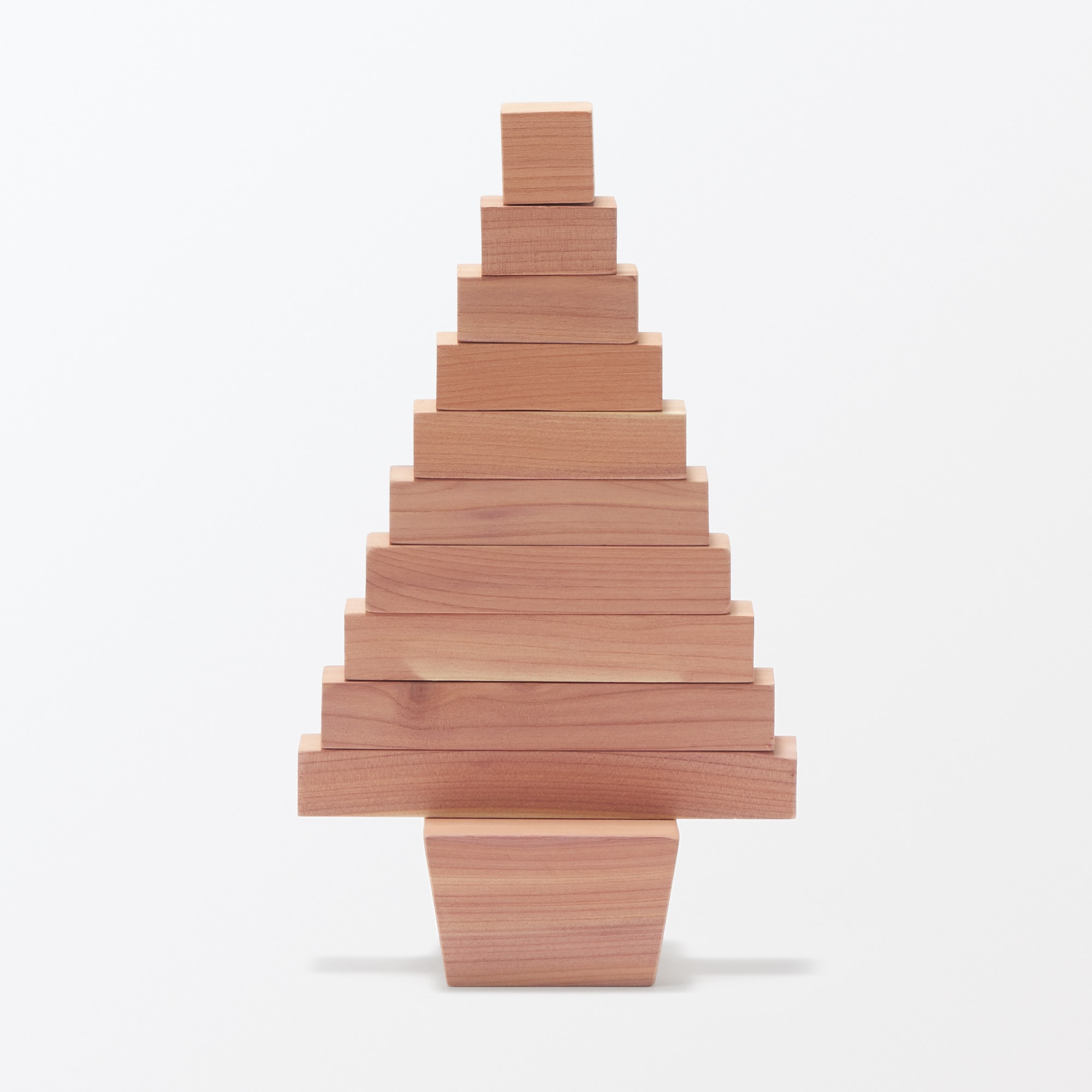 形が変えられるレッドシダーツリー　小