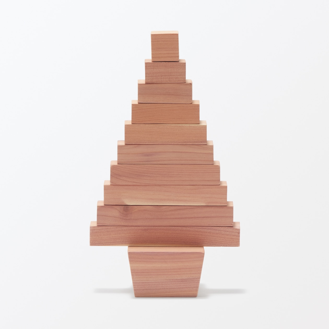 形が変えられるレッドシダーツリー　小