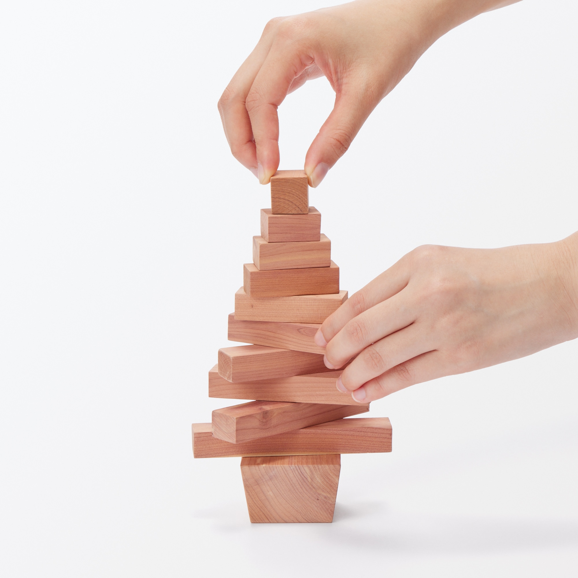 形が変えられるレッドシダーツリー　小