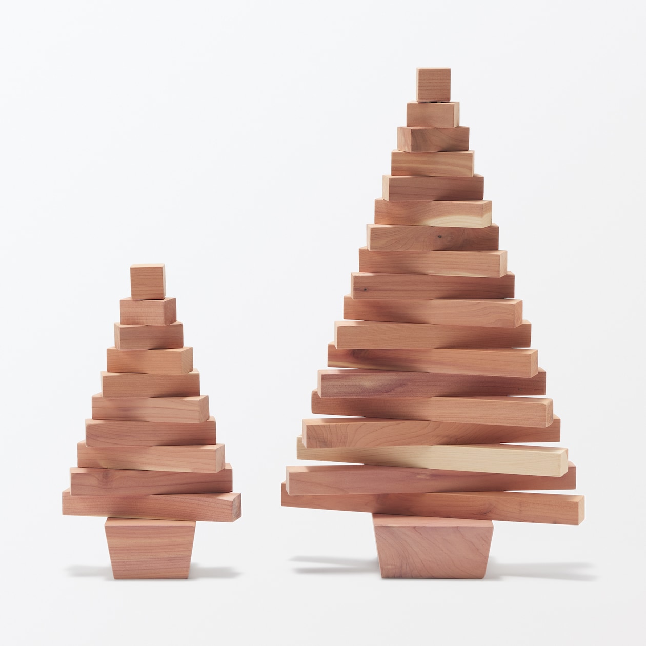 形が変えられるレッドシダーツリー　小