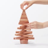 形が変えられるレッドシダーツリー　大