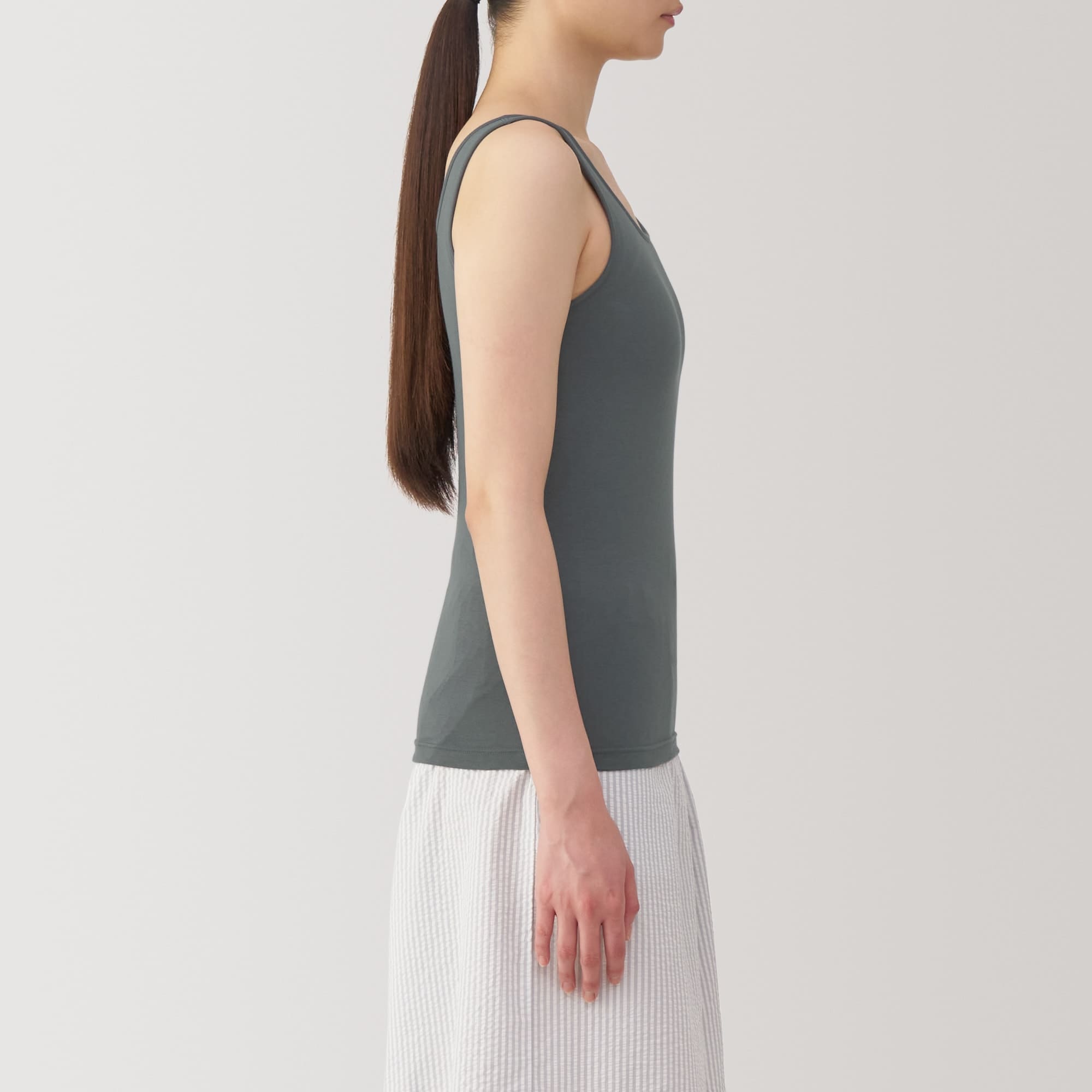 婦人　胸のボリュームをおさえるブラタンクトップ